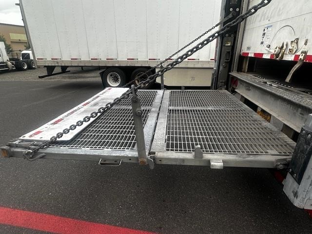 2010 UTILITY 48' ROLL DOOR REEFER W/ 5500LB LIFTGATE 9023456978