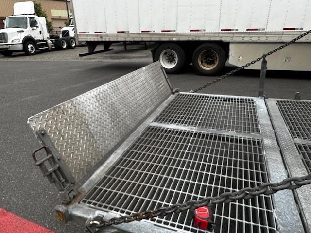 2010 UTILITY 48' ROLL DOOR REEFER W/ 5500LB LIFTGATE 9023456979